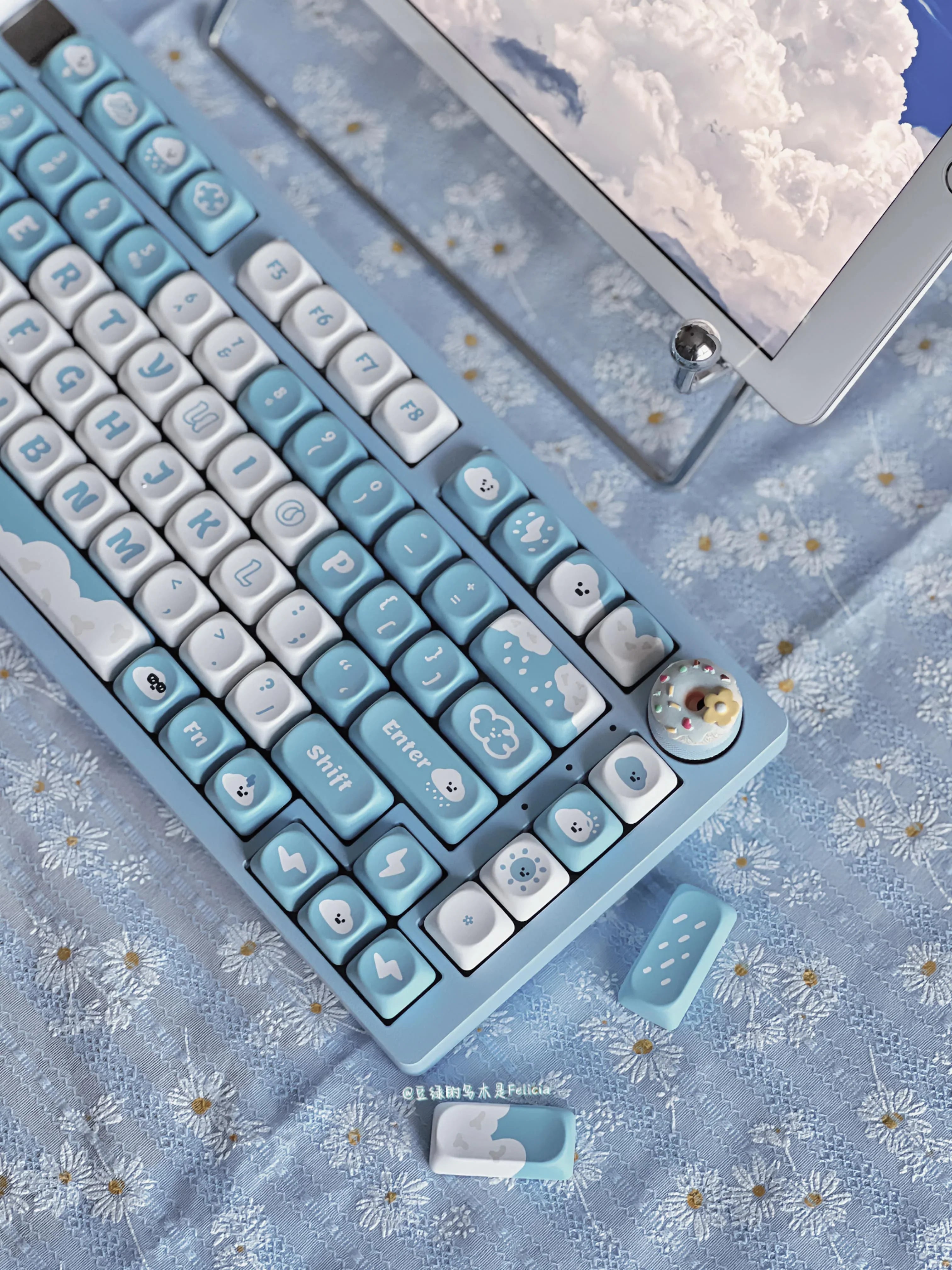 White Cloud Theme Keycap Set 138 Key PBT Custom Cute Blue Personalized Keyboard Cap MOA Profile Key Cap for Mechanical Keyboard