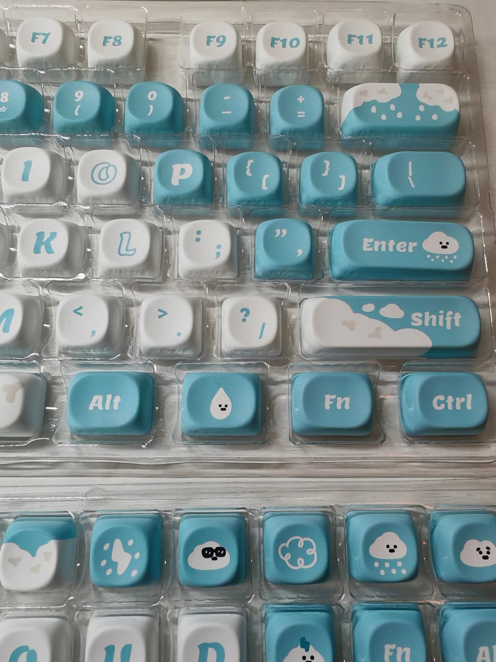 White Cloud Theme Keycap Set 138 Key PBT Custom Cute Blue Personalized Keyboard Cap MOA Profile Key Cap for Mechanical Keyboard