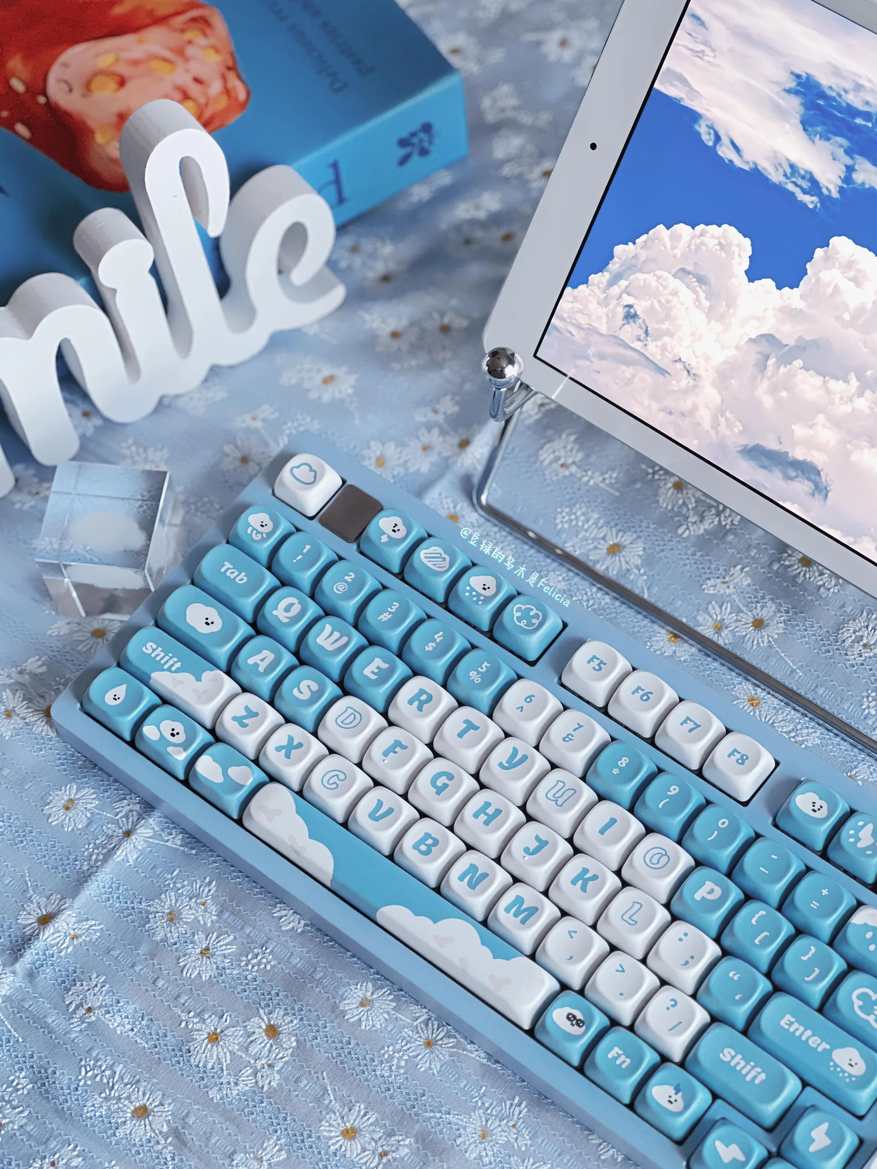 White Cloud Theme Keycap Set 138 Key PBT Custom Cute Blue Personalized Keyboard Cap MOA Profile Key Cap for Mechanical Keyboard